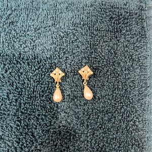 Pearl drop earrings